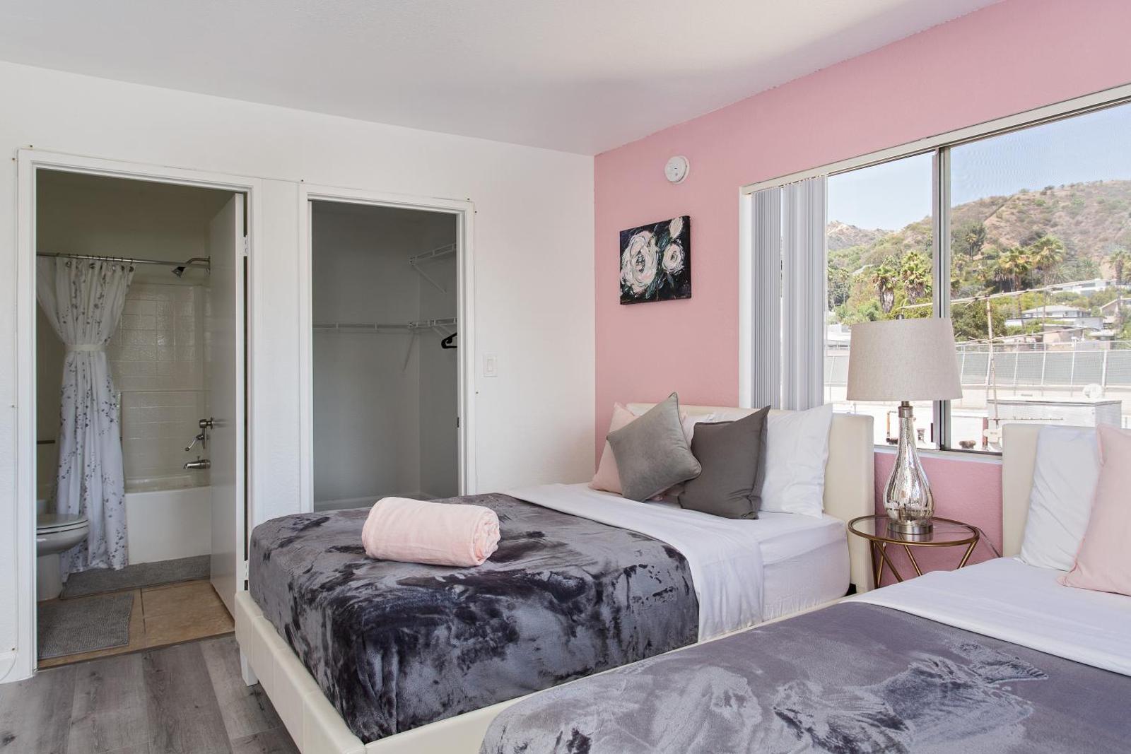 Luxurious Hollywood 2BD Suites Main image 2